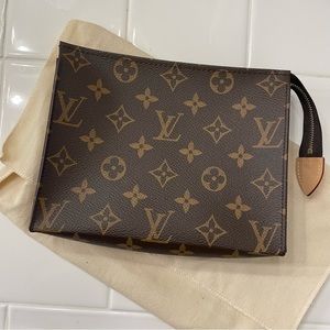 Louis Vuitton Toiletry 19